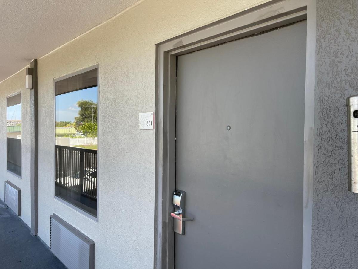 Remodeled, Huge Pool, Tiki Bar & Grill, Quiet Room サラソータ エクステリア 写真