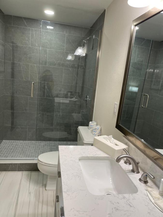 Remodeled, Huge Pool, Tiki Bar & Grill, Quiet Room サラソータ エクステリア 写真