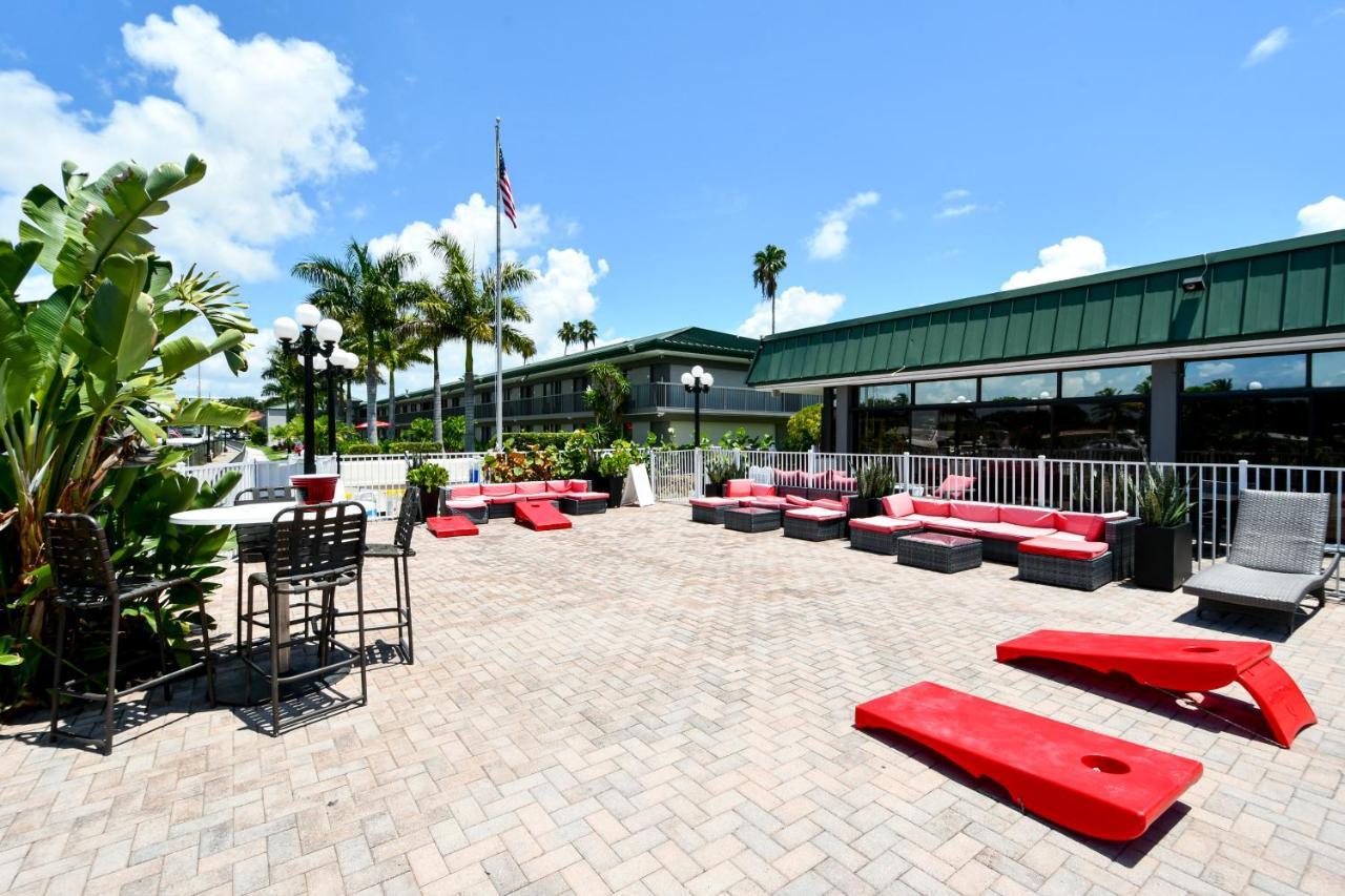 Remodeled, Huge Pool, Tiki Bar & Grill, Quiet Room サラソータ エクステリア 写真